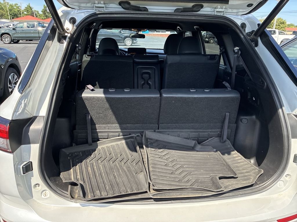 Used 2024 White Mitsubishi SE image 21