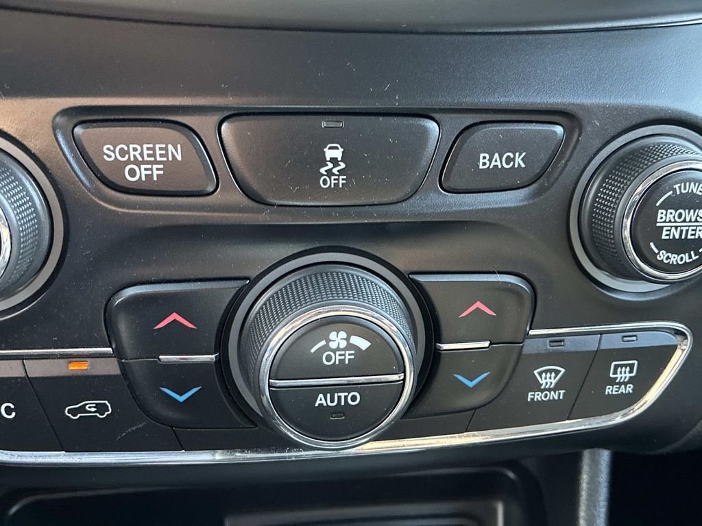 Used 2014 Silver Jeep Latitude image 32