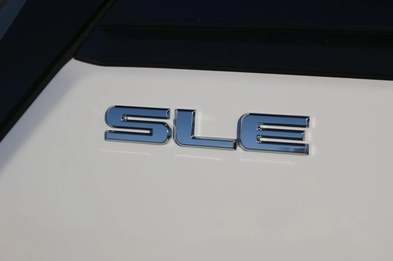 Used 2020 SUMMIT WHITE GMC SLE image 9