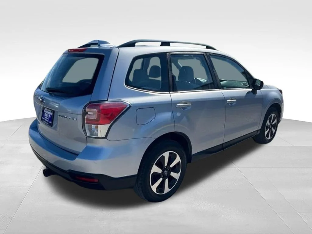 Used 2018  Subaru BASE image 5