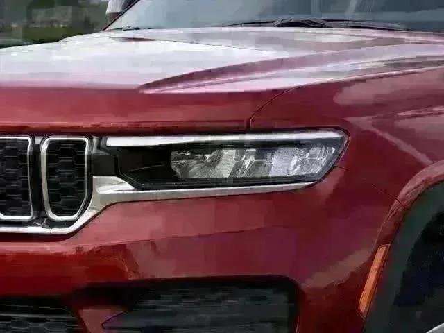 New 2025 Velvet Red Pearl-Coat Exterior Paint Jeep Laredo X image 91