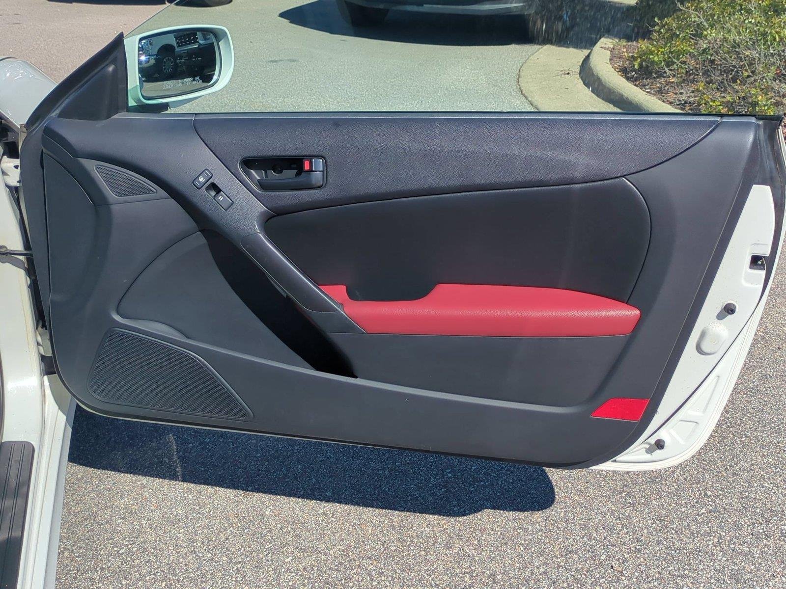 Used 2011 Karussell White Hyundai R-Spec image 28