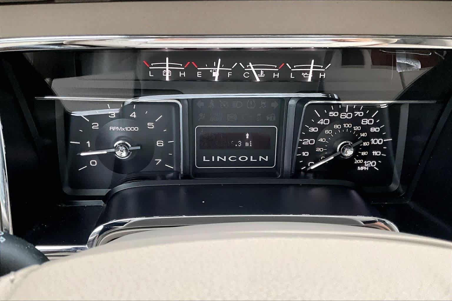Used 2014 Tuxedo Black Metallic Lincoln  image 22