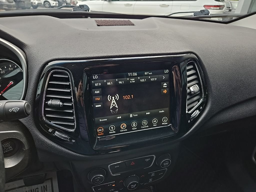 Used 2018 White Jeep Latitude image 45