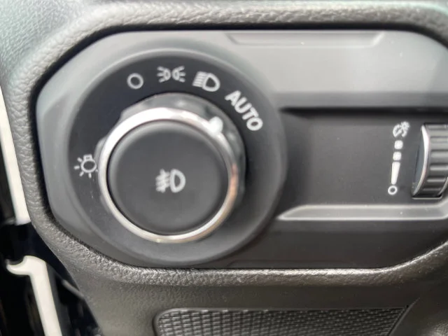 Used 2023 Black Jeep Altitude image 15