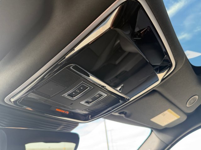 Used 2024  Land Rover Dynamic SE image 27