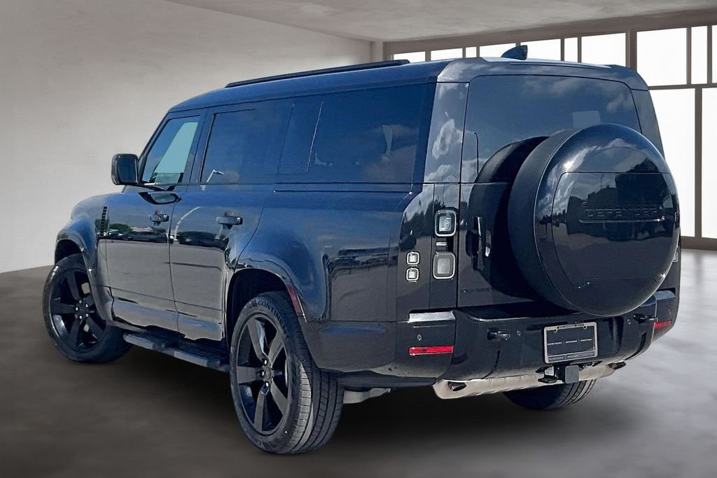 New 2026 Santorini Black Metallic Land Rover X-Dynamic SE image 3