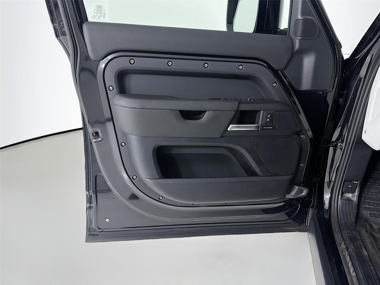 Used 2025 Santorini Black Metallic Land Rover S image 6