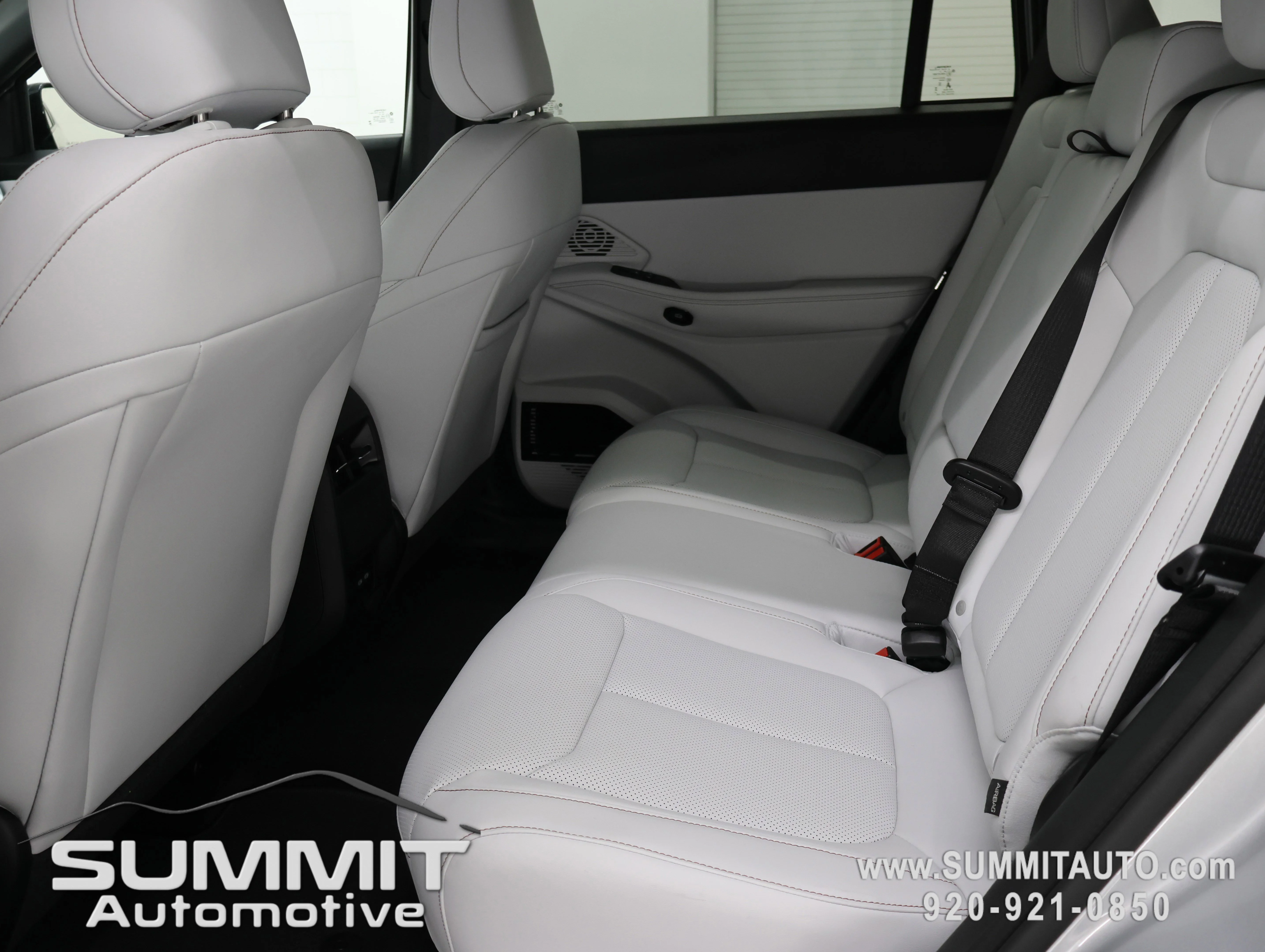 New 2026 Silver Zynith Clear-Coat Exterior Paint Jeep Limited image 9