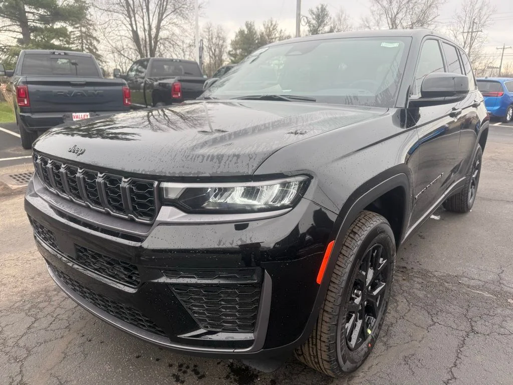 New 2026 Diamond Black Crystal Pearl-Coat Exterior Paint Jeep Altitude image 7