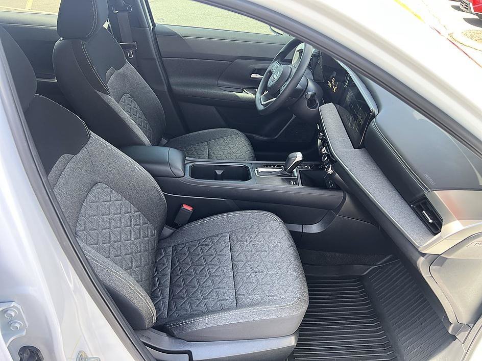 Used 2025 Fresh Powder Nissan SV image 17