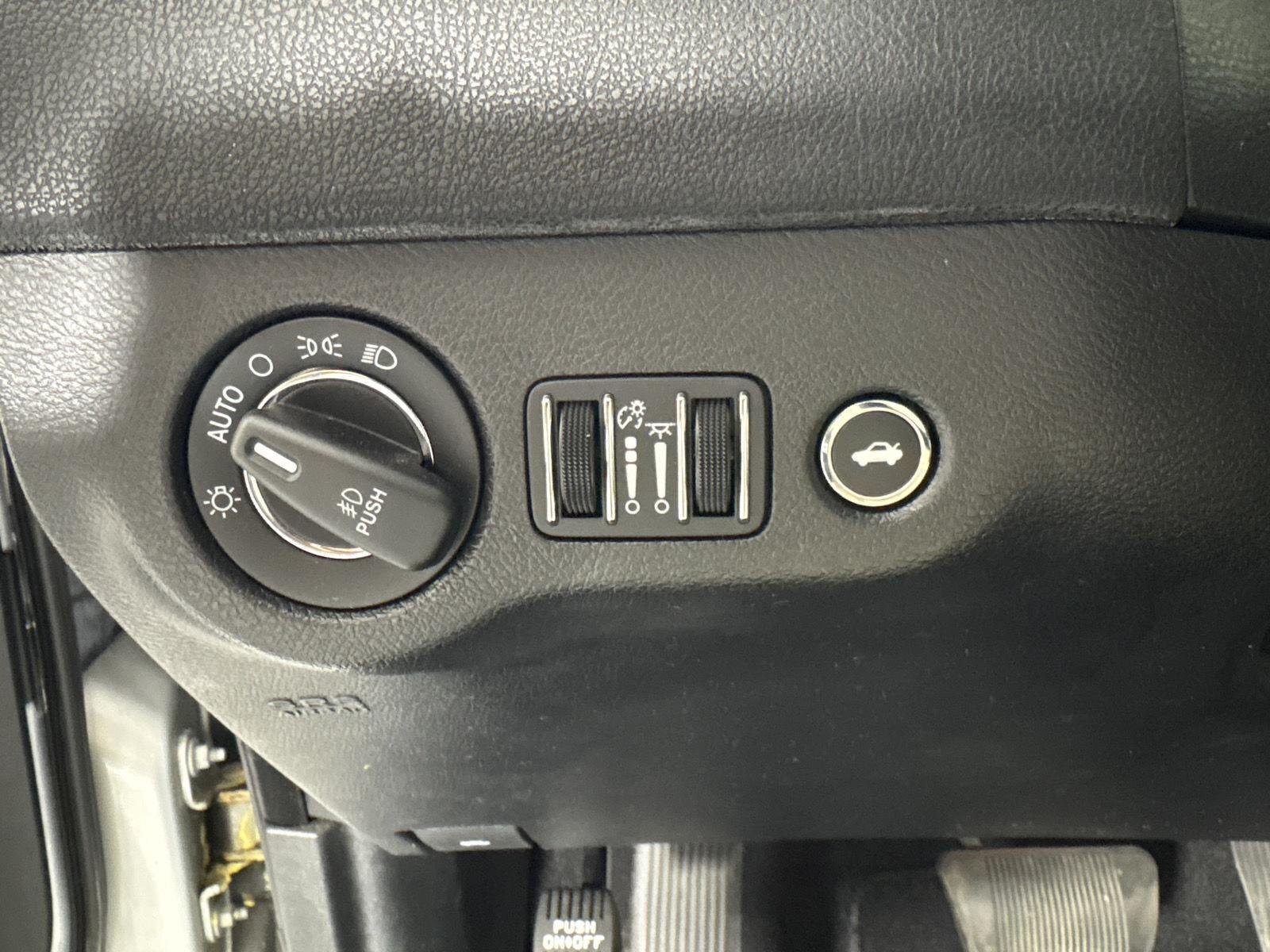 Used 2020 Silver Mist Clearcoat Chrysler Touring L image 6