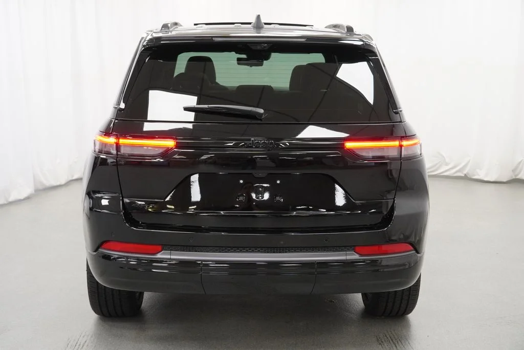 New 2026 Diamond Black Crystal Pearl-Coat Exterior Paint Jeep Limited Reserve image 13
