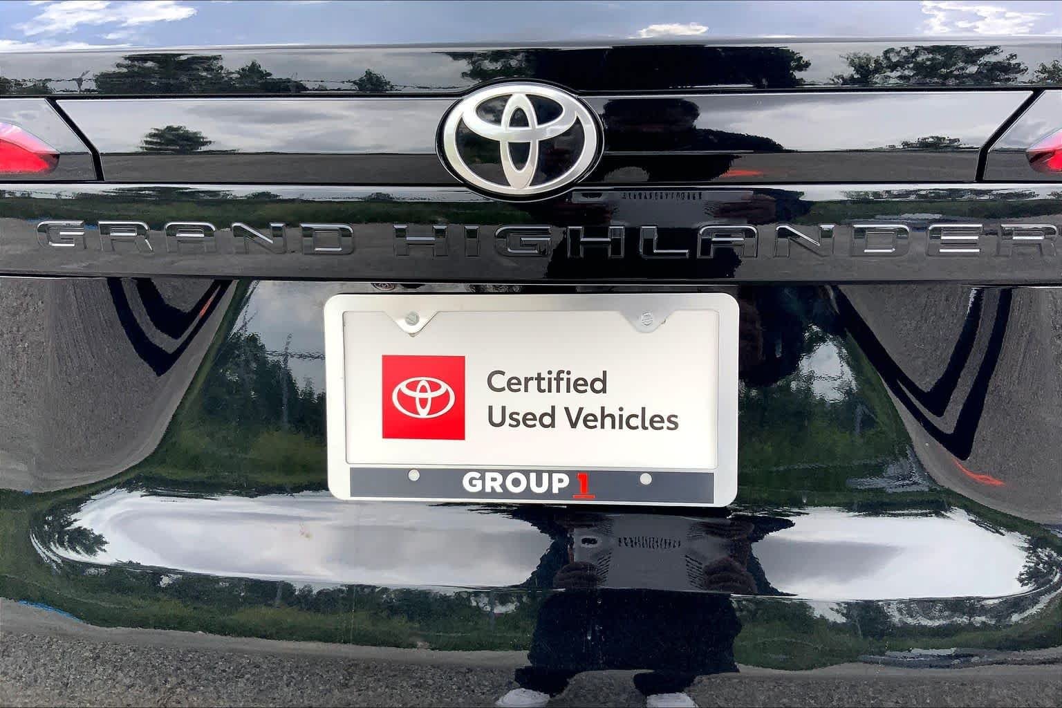 Used 2025 Midnight Black Metallic Toyota XLE image 10