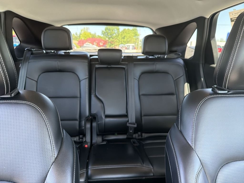 Used 2025  Ford Platinum image 13
