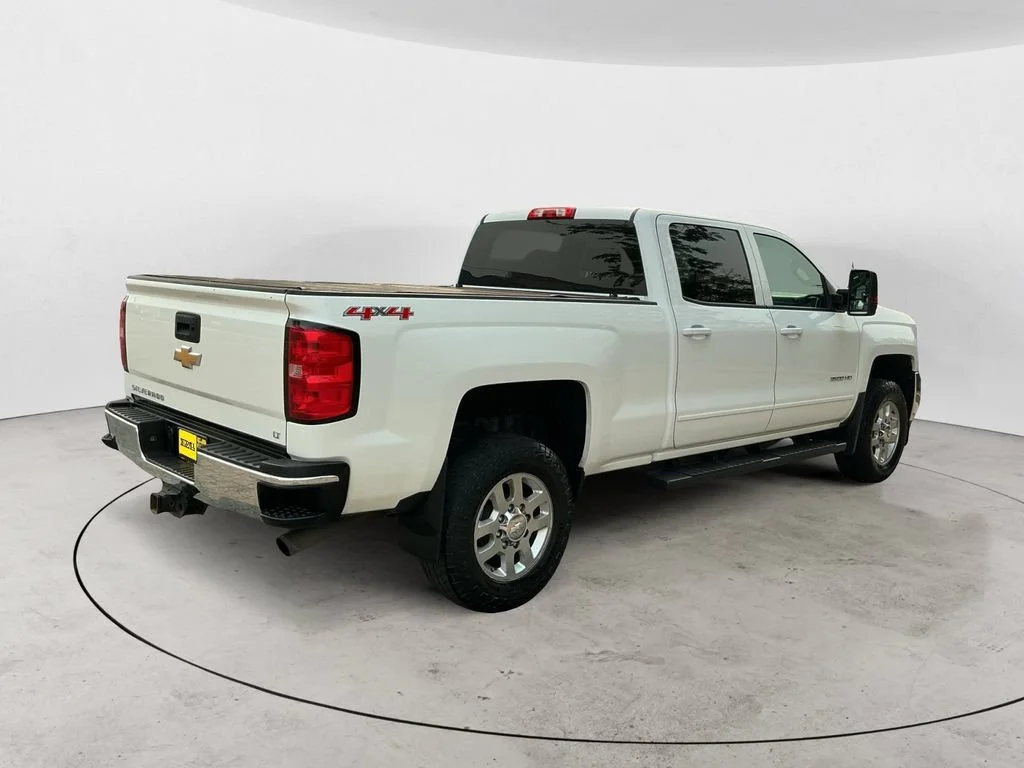 Used 2015 SUMMIT WHITE Chevrolet LT image 5