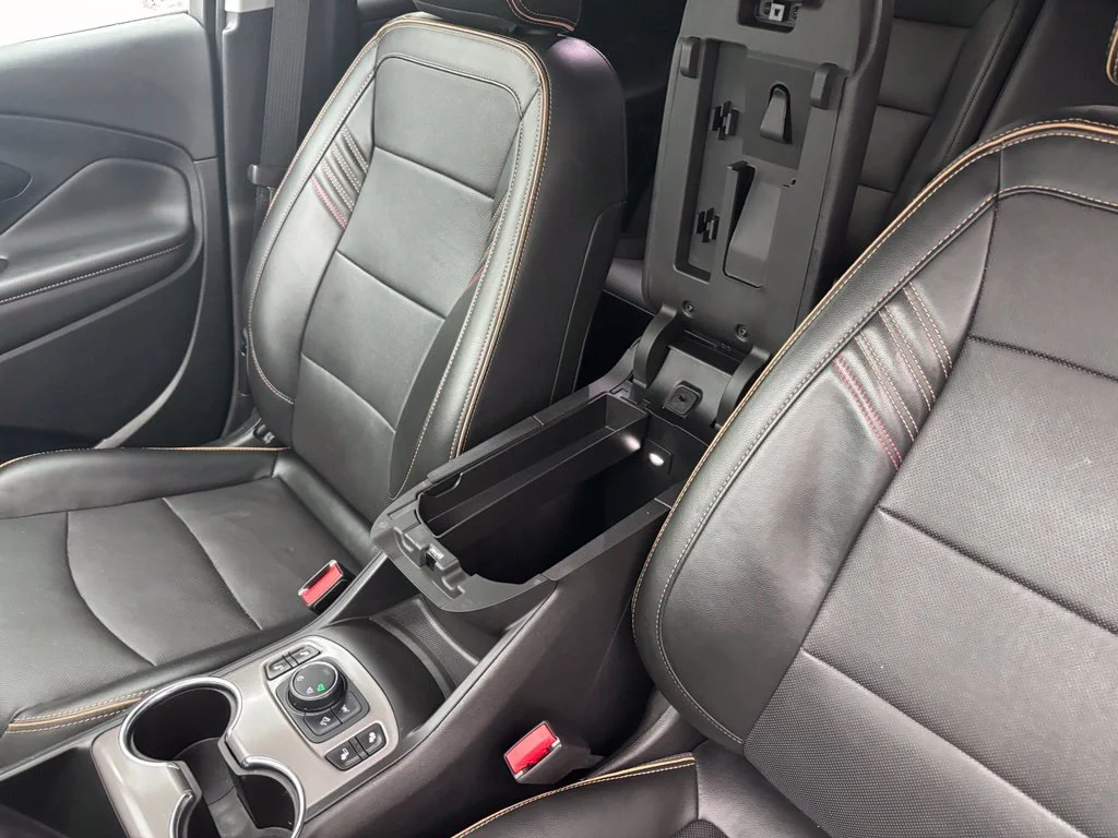 Used 2022 White GMC AT4 image 26