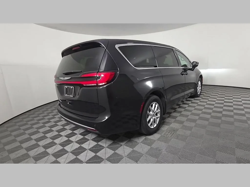 Used 2023 Brilliant Black Crystal Pearlcoat Chrysler Touring L image 41
