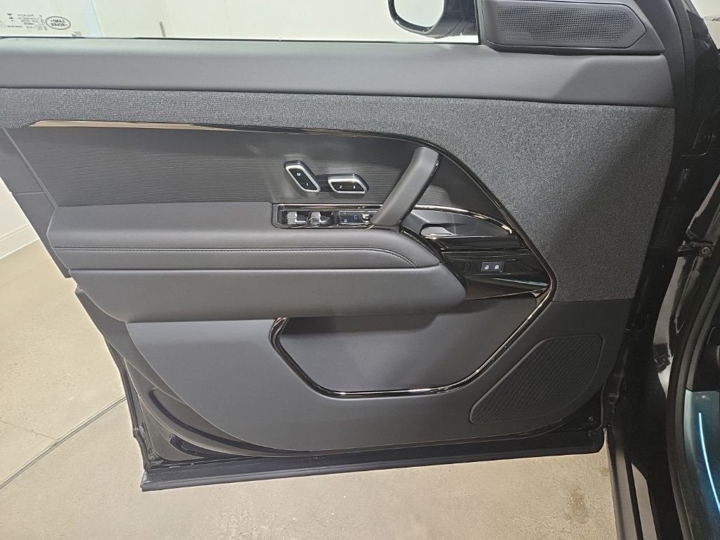 New 2026 Santorini Black Land Rover Dynamic SE image 20