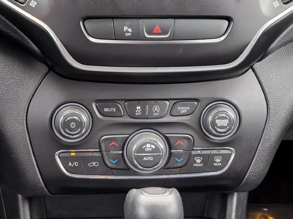 Used 2019 Gray Jeep Latitude Plus image 33