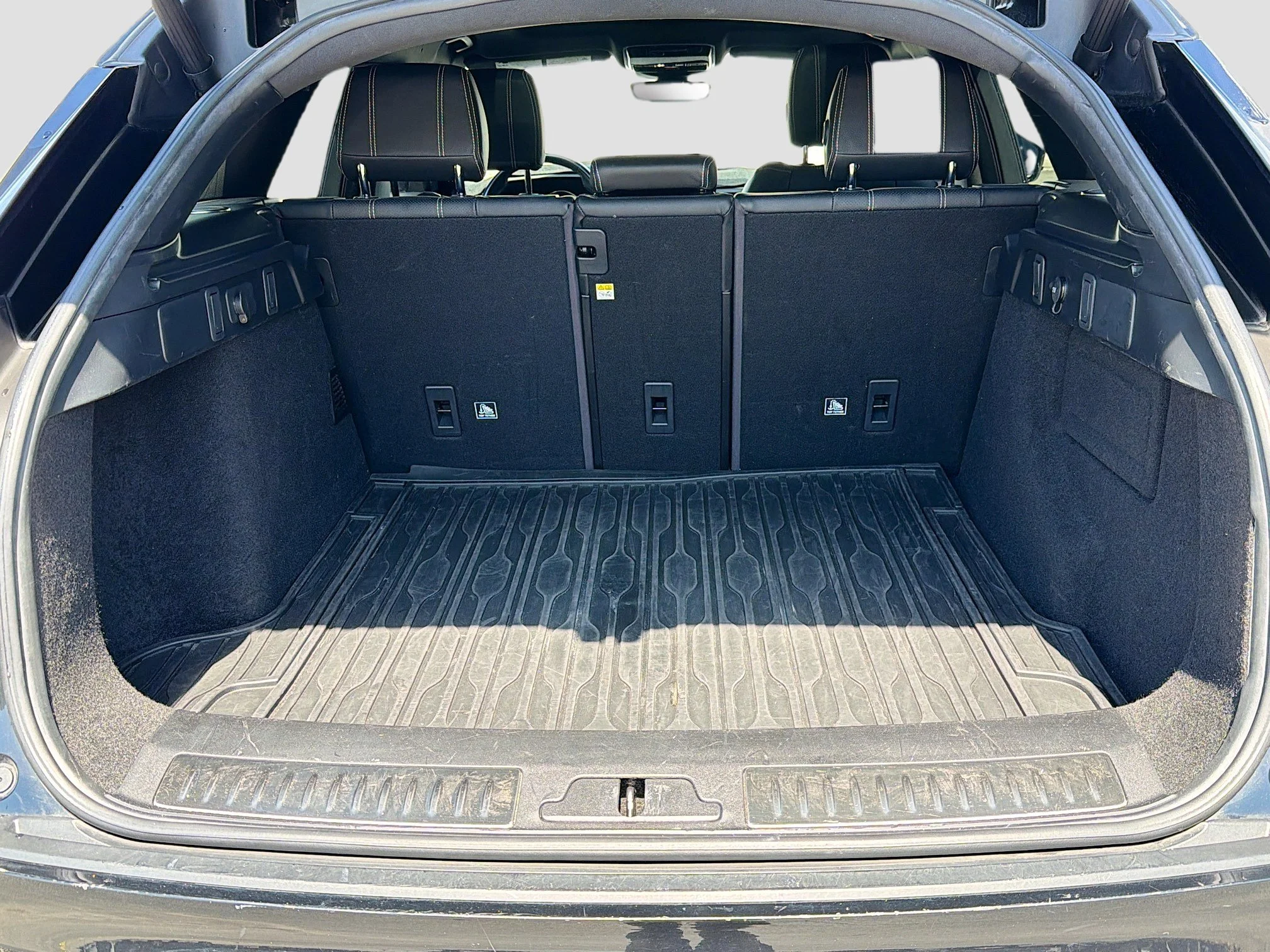 Used 2019 Narvik Black Land Rover R-Dynamic SE image 11