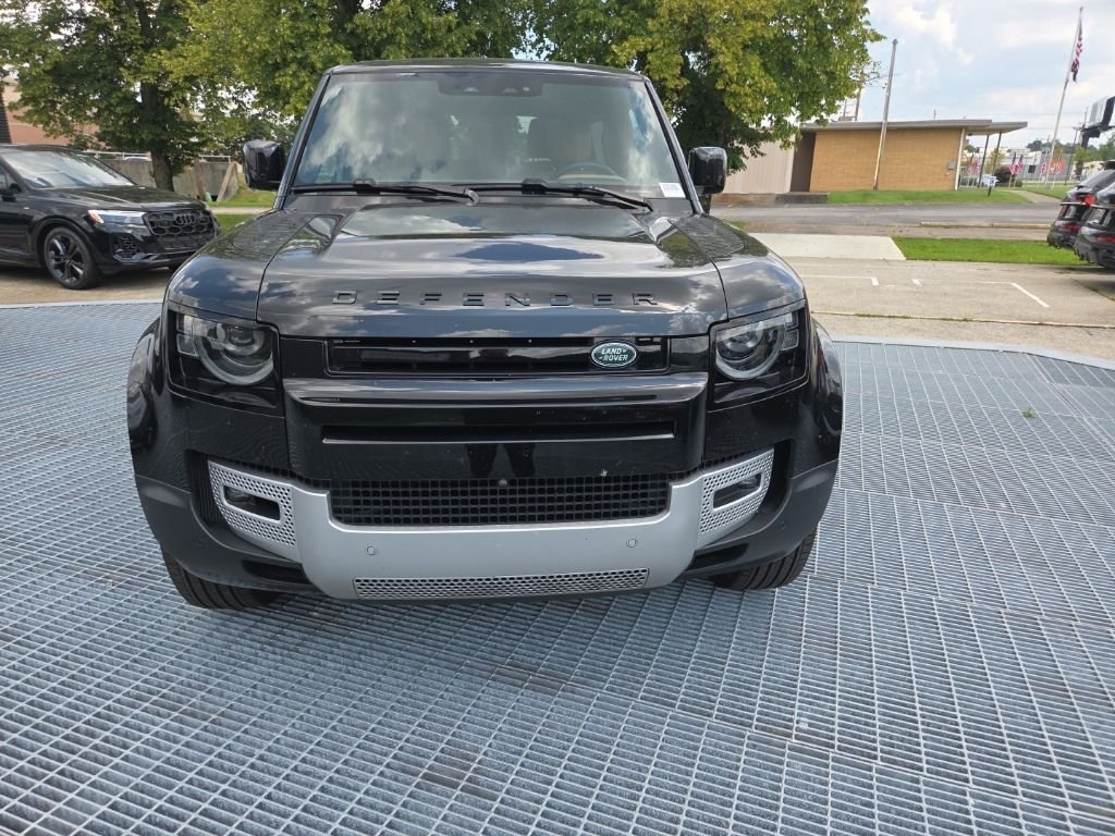 Used 2025 Santorini Black Metallic Land Rover S image 8