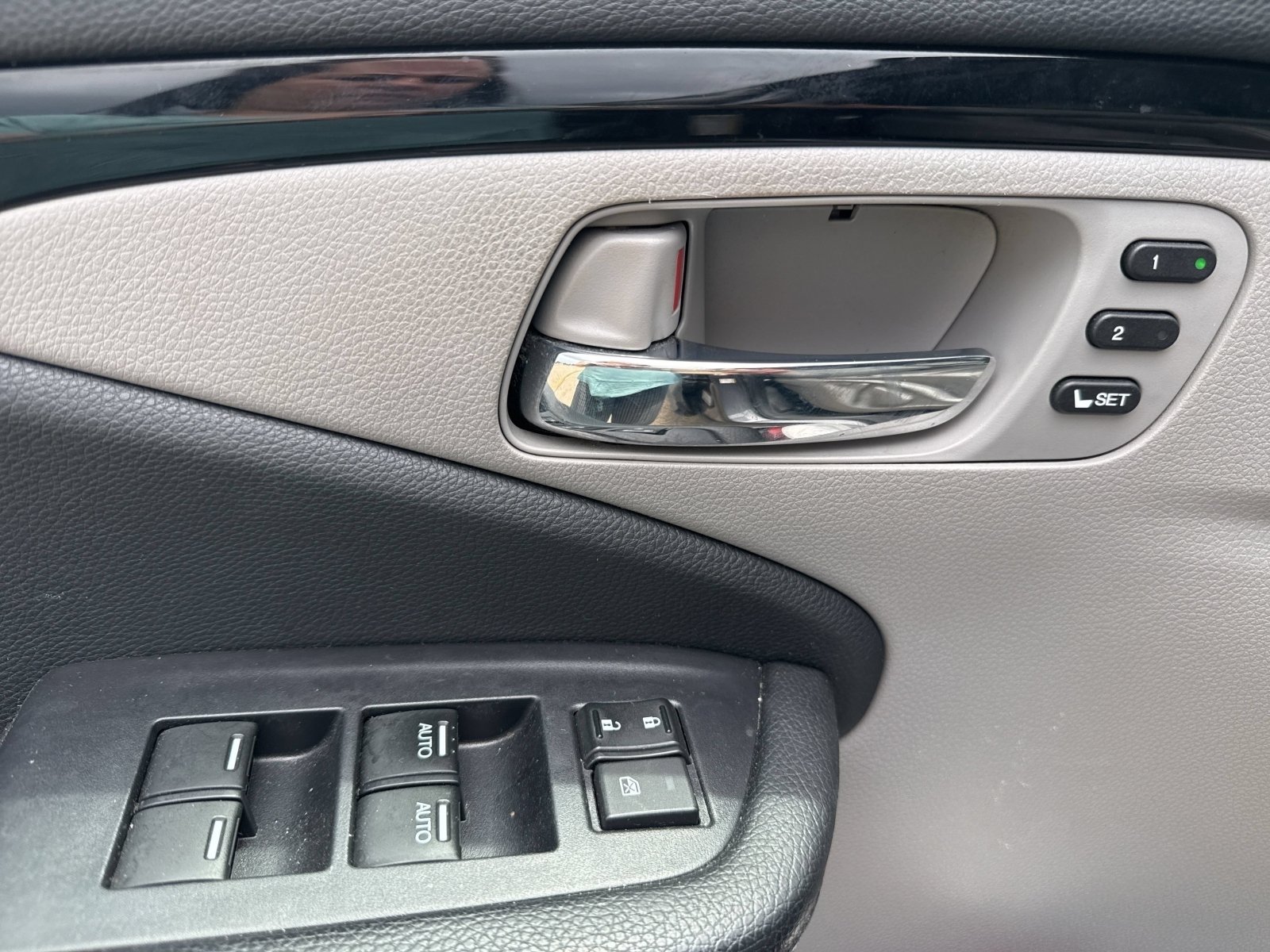 Used 2018 Modern Steel Metallic Honda Touring image 4