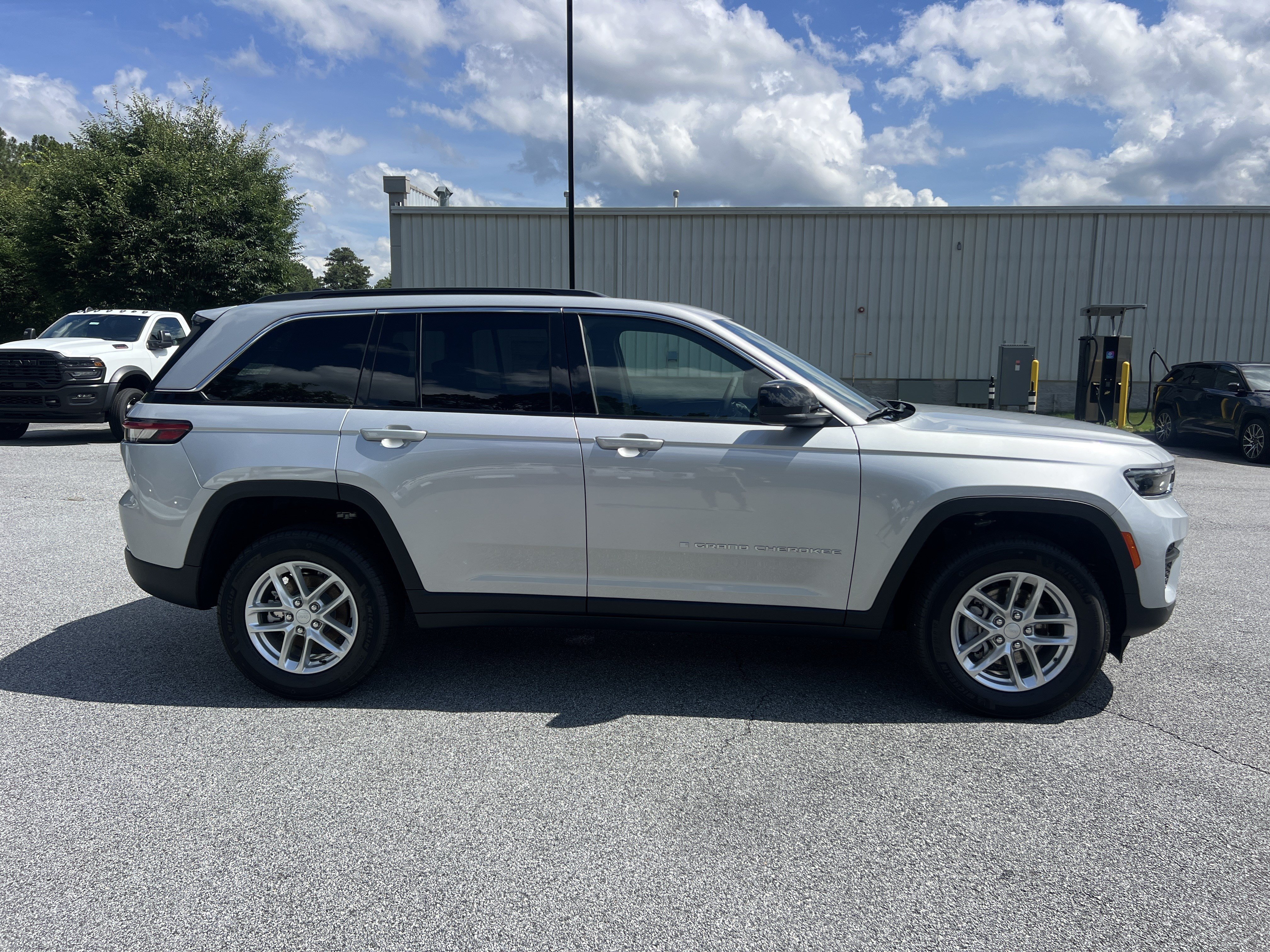 New 2026 Silver Zynith Jeep Laredo X image 9