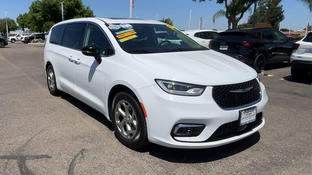 2024 Chrysler Pacifica Limited's photo