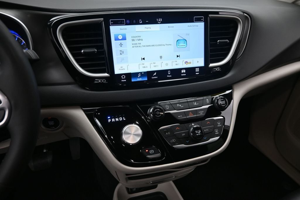 Used 2024 Silver Chrysler Touring L image 21