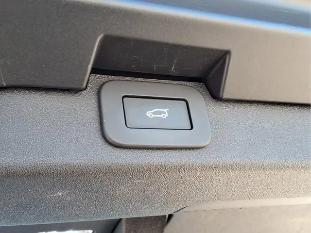 Used 2025  Land Rover S image 30