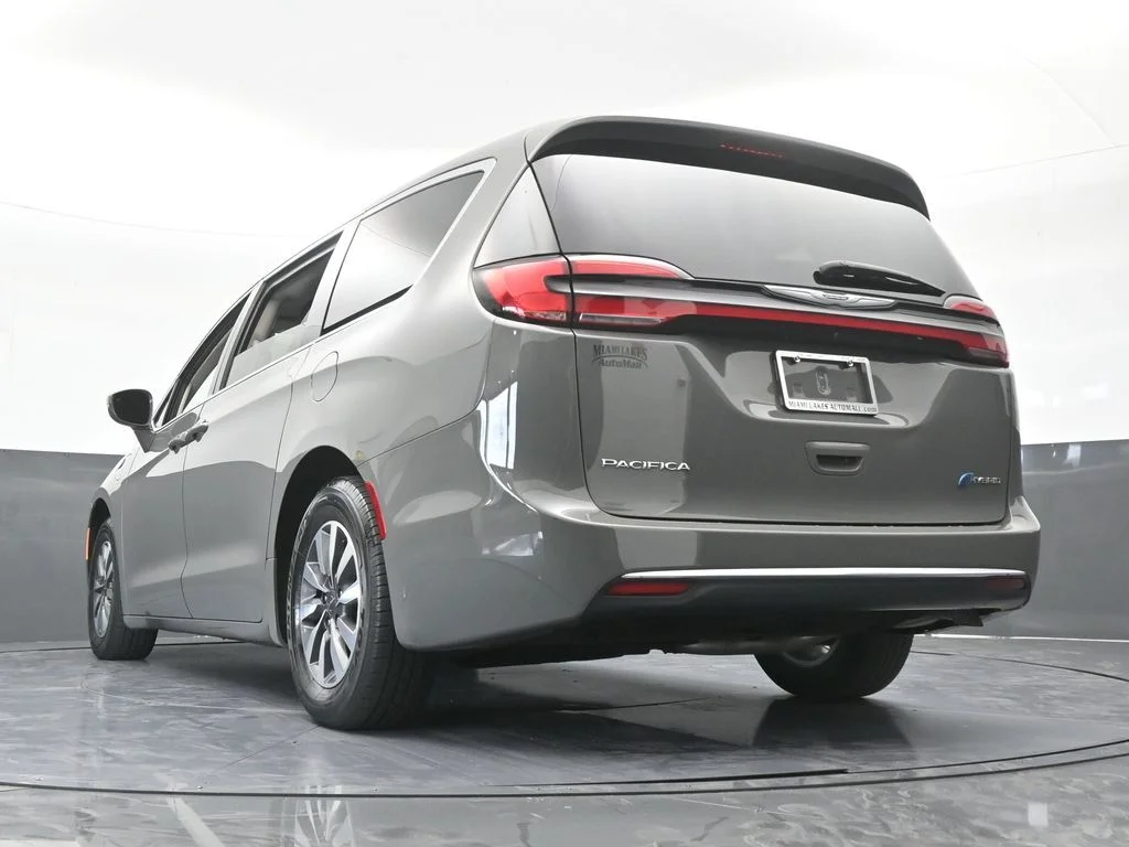 Used 2022 Ceramic Gray Clearcoat Chrysler Touring L image 62