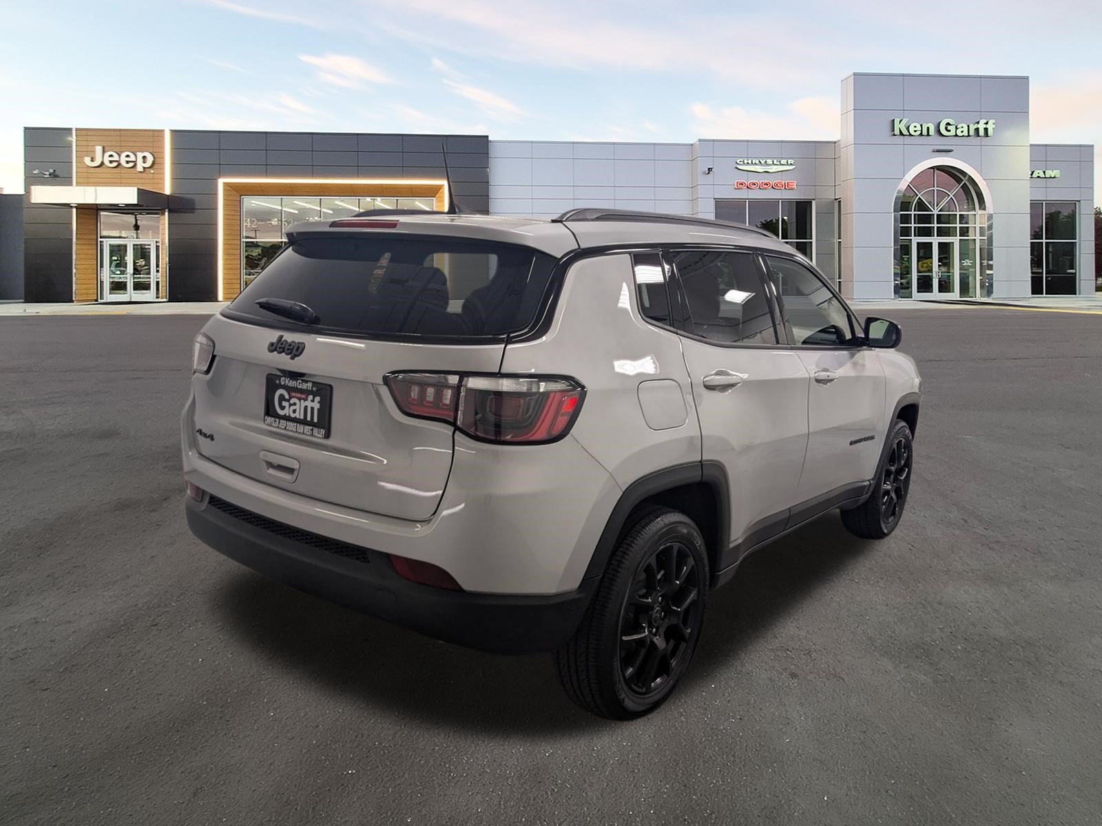 New 2026 Silver Zynith Metallic Clear-Coat Exterior Paint Jeep Latitude Altitude image 4