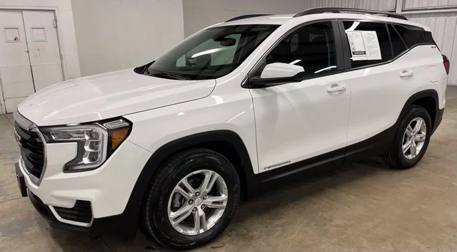 Used 2023 White GMC SLE image 3