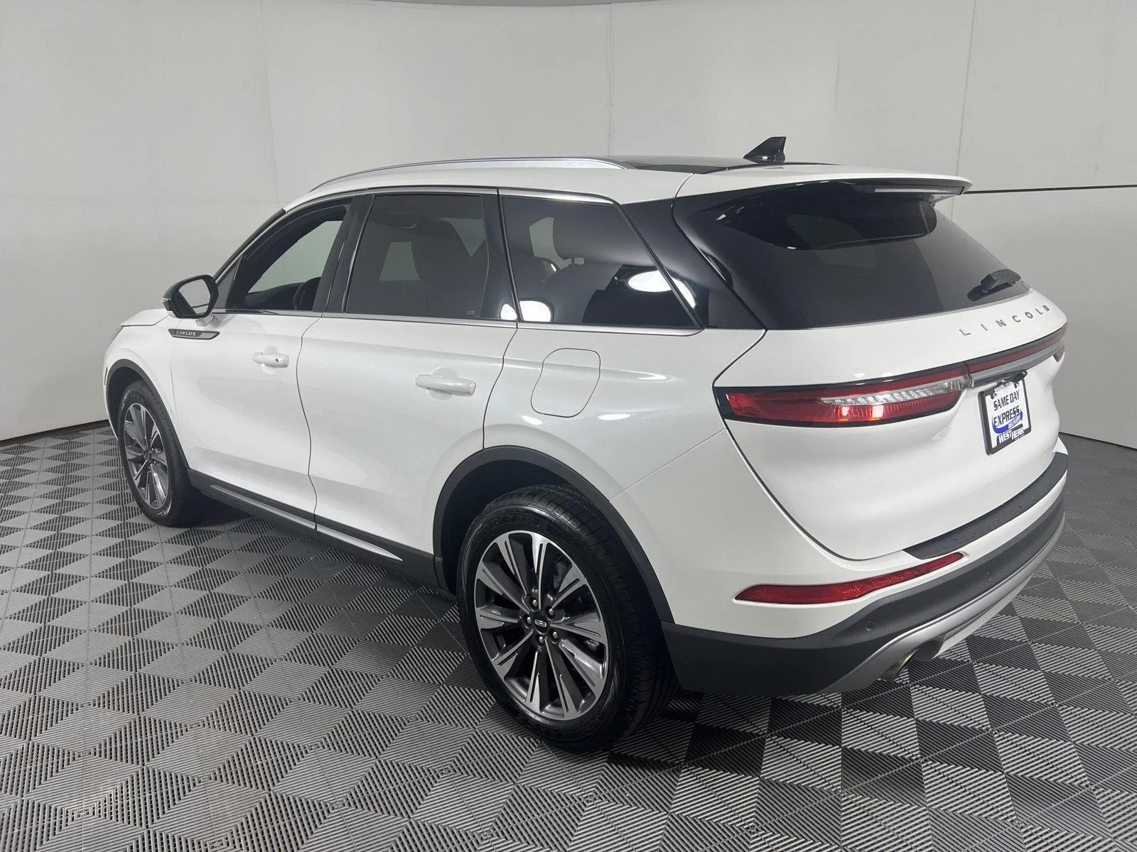 Used 2021 Pristine White Lincoln Reserve image 12