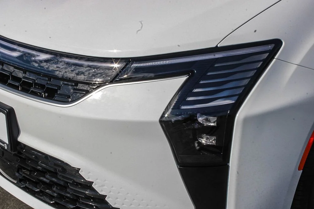New 2027 White/off-white Chrysler Select image 5