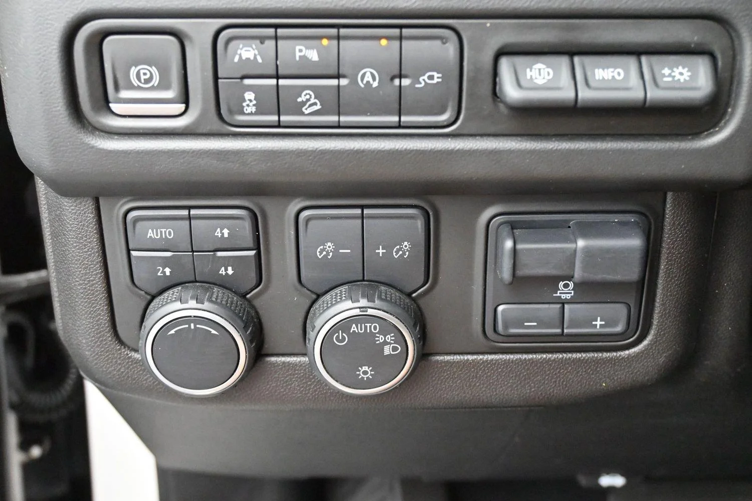 Used 2021 IRIDESCENT PEARL TRICOAT Chevrolet High Country image 29
