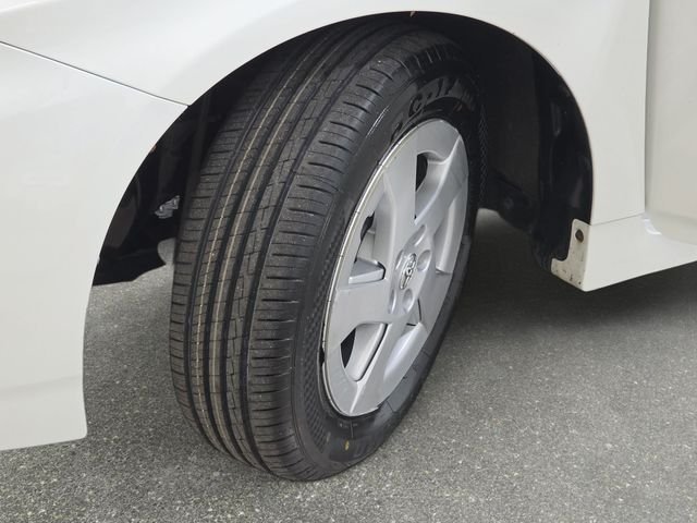 Used 2010 White Toyota II image 29