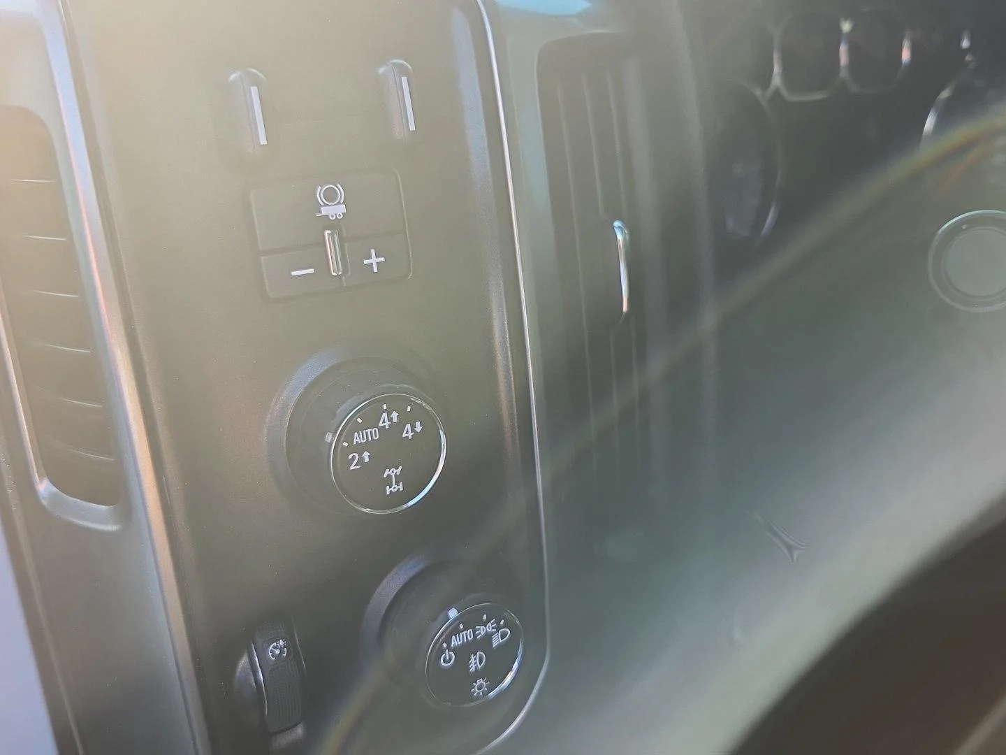 Used 2015 SUMMIT WHITE Chevrolet LT image 19