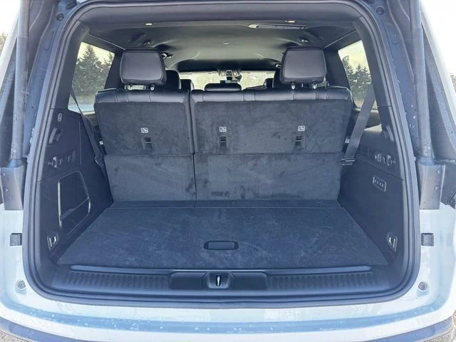New 2026 Bright White Clear-Coat Exterior Paint Jeep Grand Wagoneer image 18