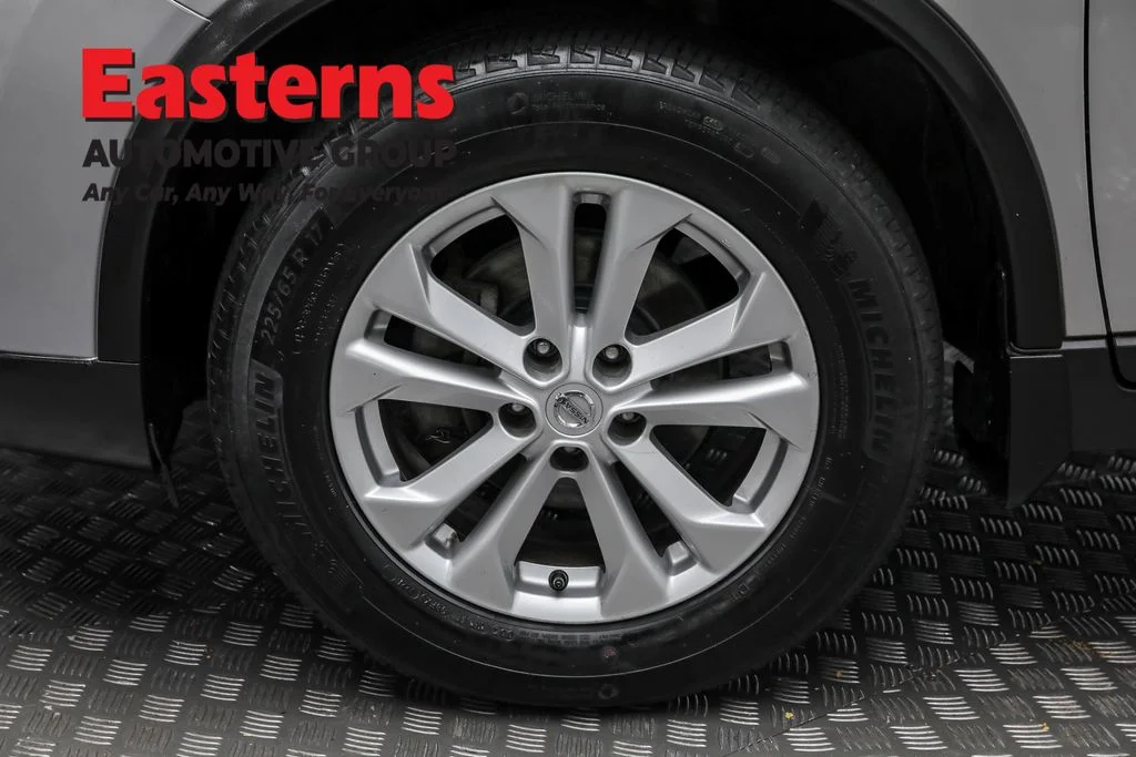 Used 2016 Silver Nissan SV image 30