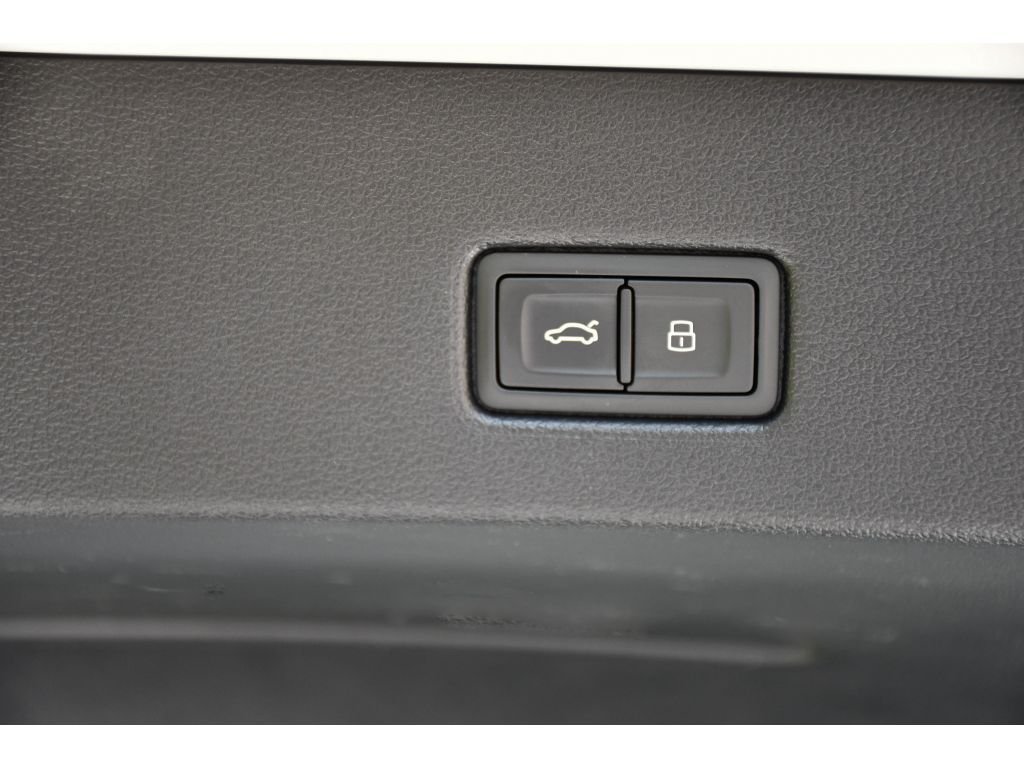Used 2021 Glacier White Metallic Audi 4.0T (Tiptronic) image 24