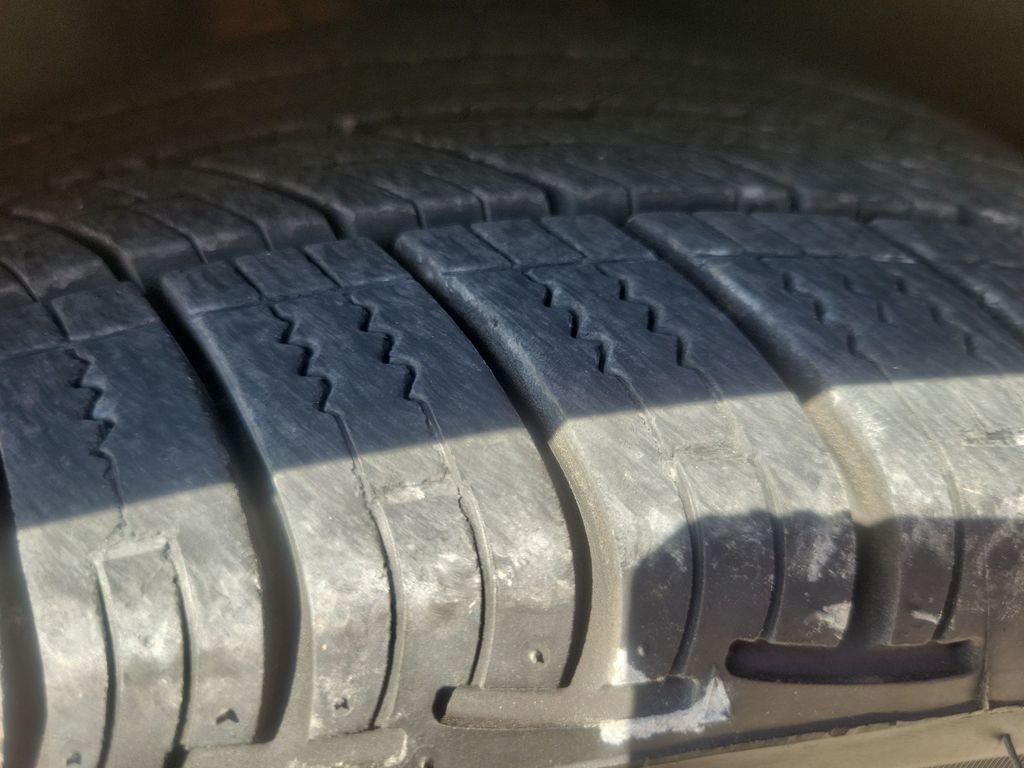 Used 2016 Red Lincoln Reserve image 36