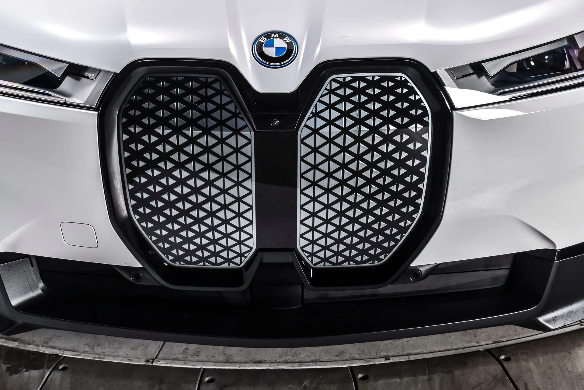 Used 2024 Alpine White BMW xDrive50 image 10