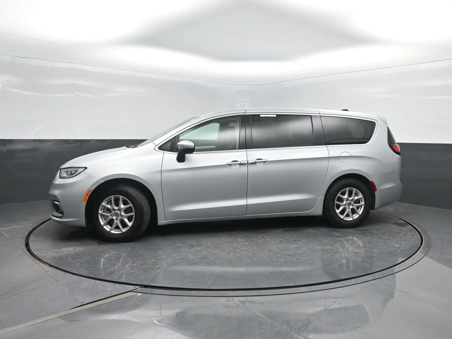 2023 Chrysler Pacifica Touring L's photo