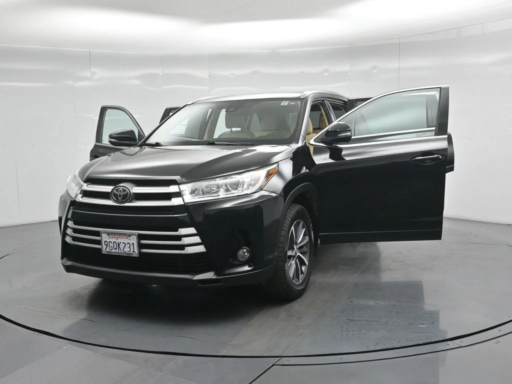 Used 2018 Black Toyota XLE image 33