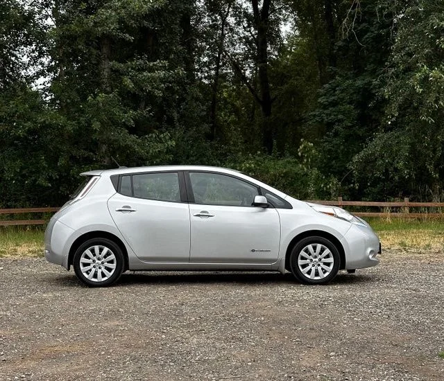 Used 2017 Brilliant Silver Nissan S image 10