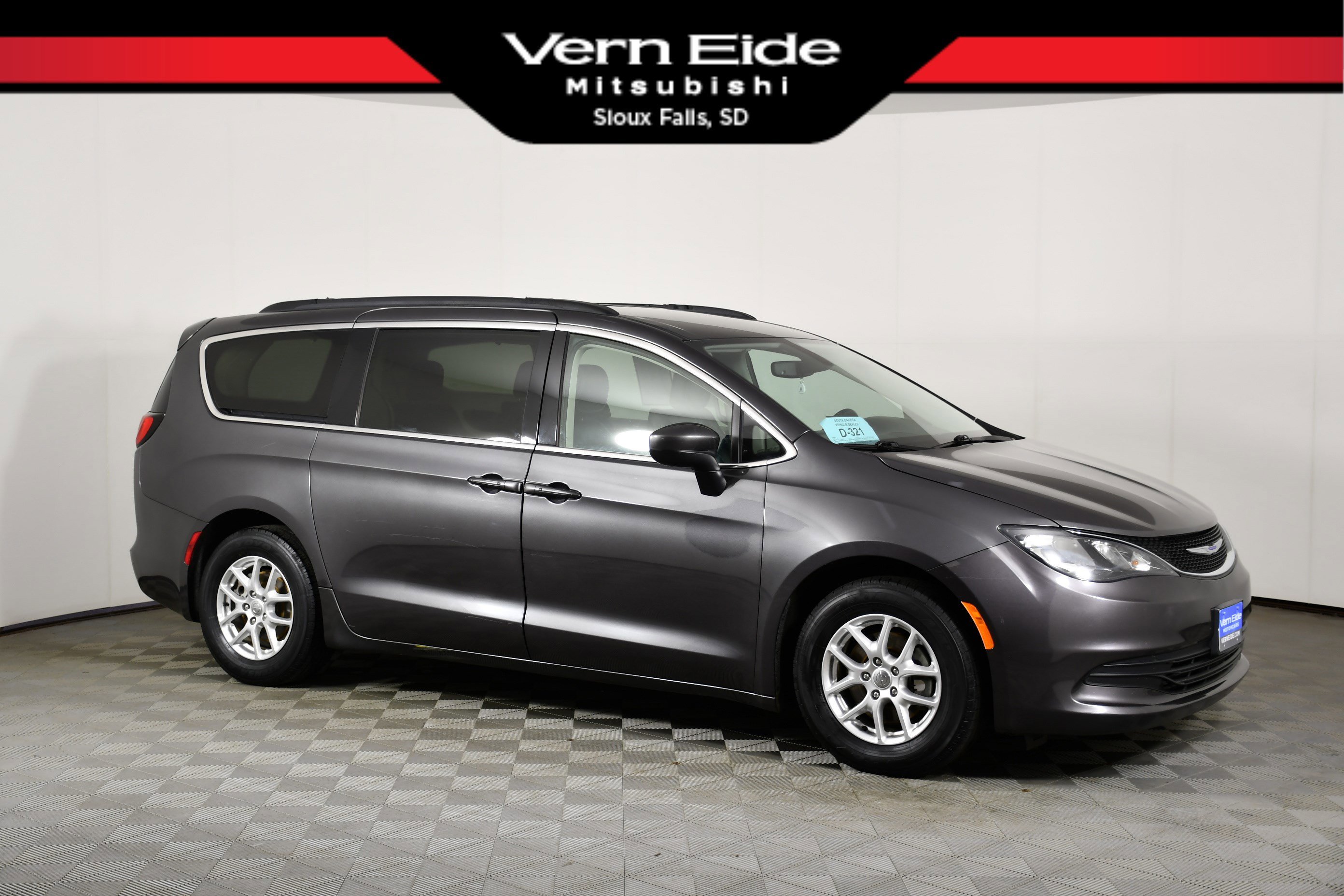 2020 Chrysler Voyager LXI's photo