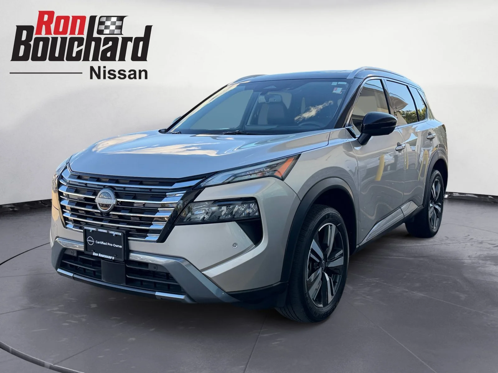 Used 2025 Champagne Silver Metallic/Super Black Nissan SL image 5