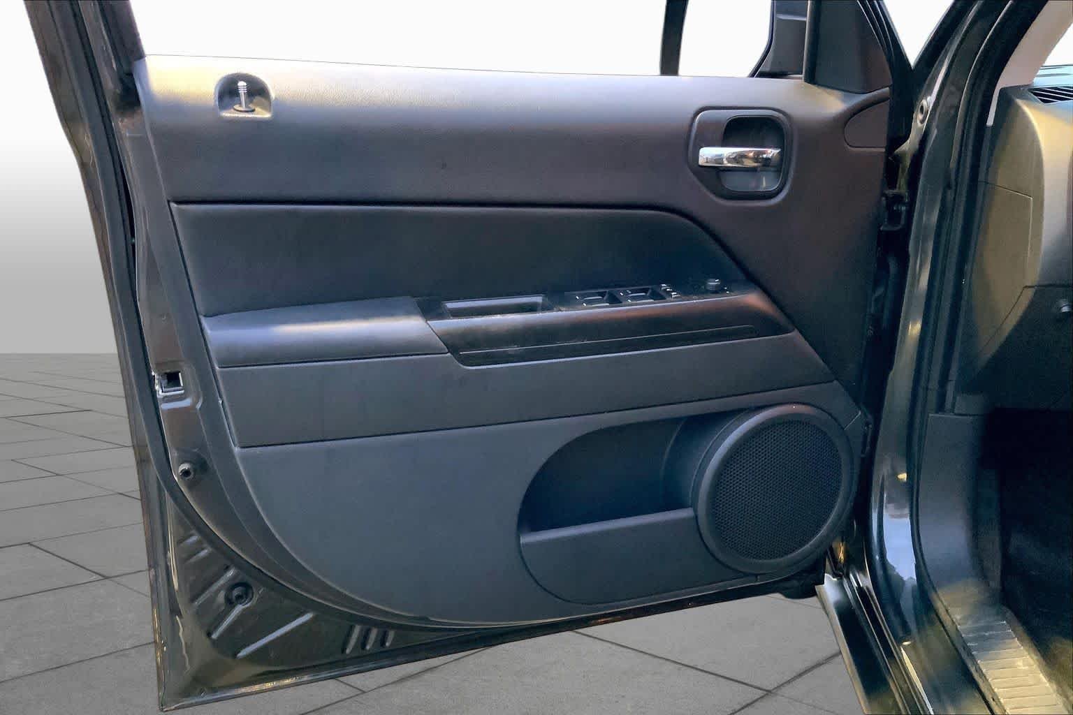 Used 2011 Dark Charcoal Pearl Jeep Latitude image 20